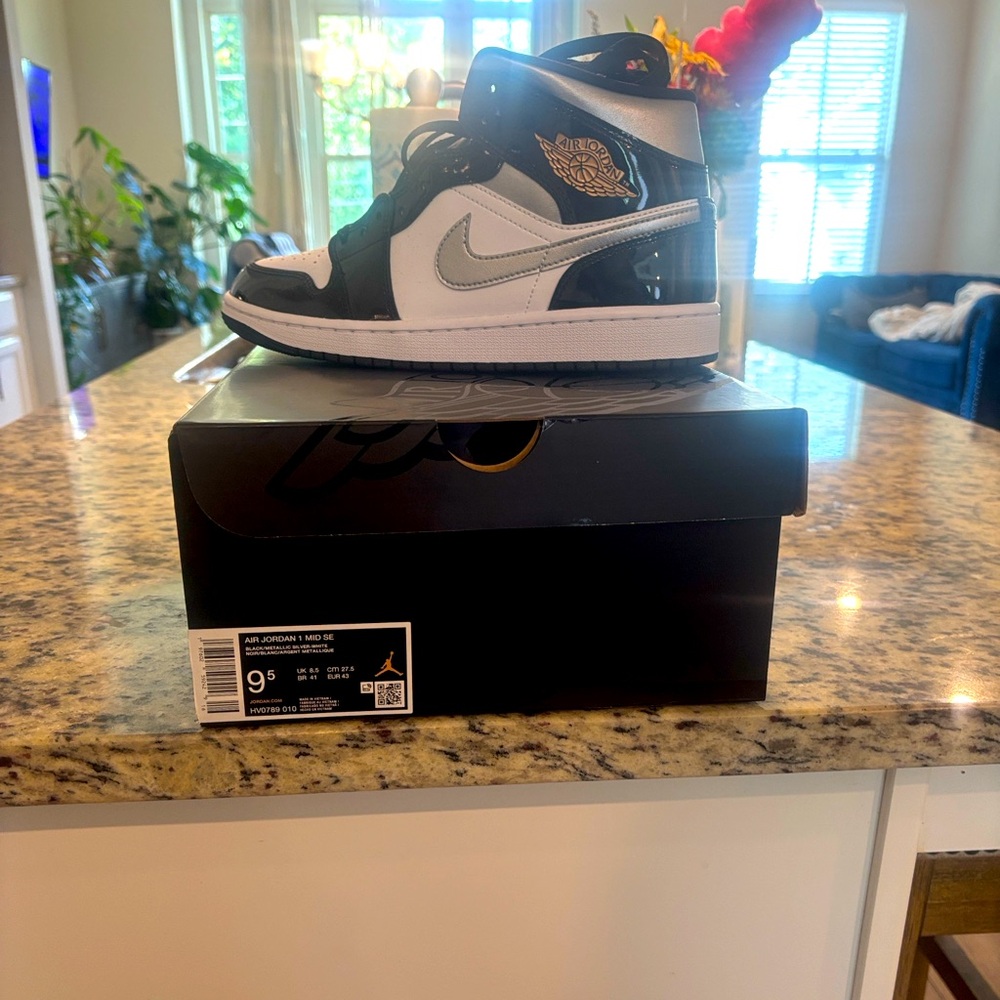 Jordan 1 Mid SE Black and Silver Sneakers